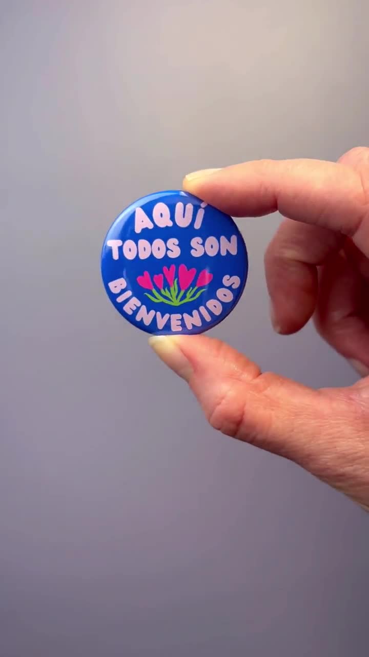 Aquí Todos Son Bienvenidos Pinback Button ~ Flower Heart Design