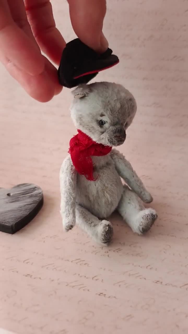 黒い帽子をかぶった小さなクマのぬいぐるみ、コレクション用の感覚玩具