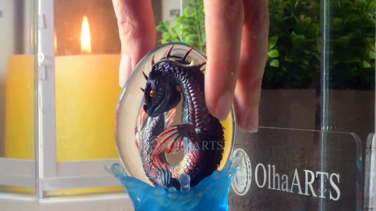 ウォータードラゴンエッグ、透明なクリアエッグに入った海の赤ちゃん