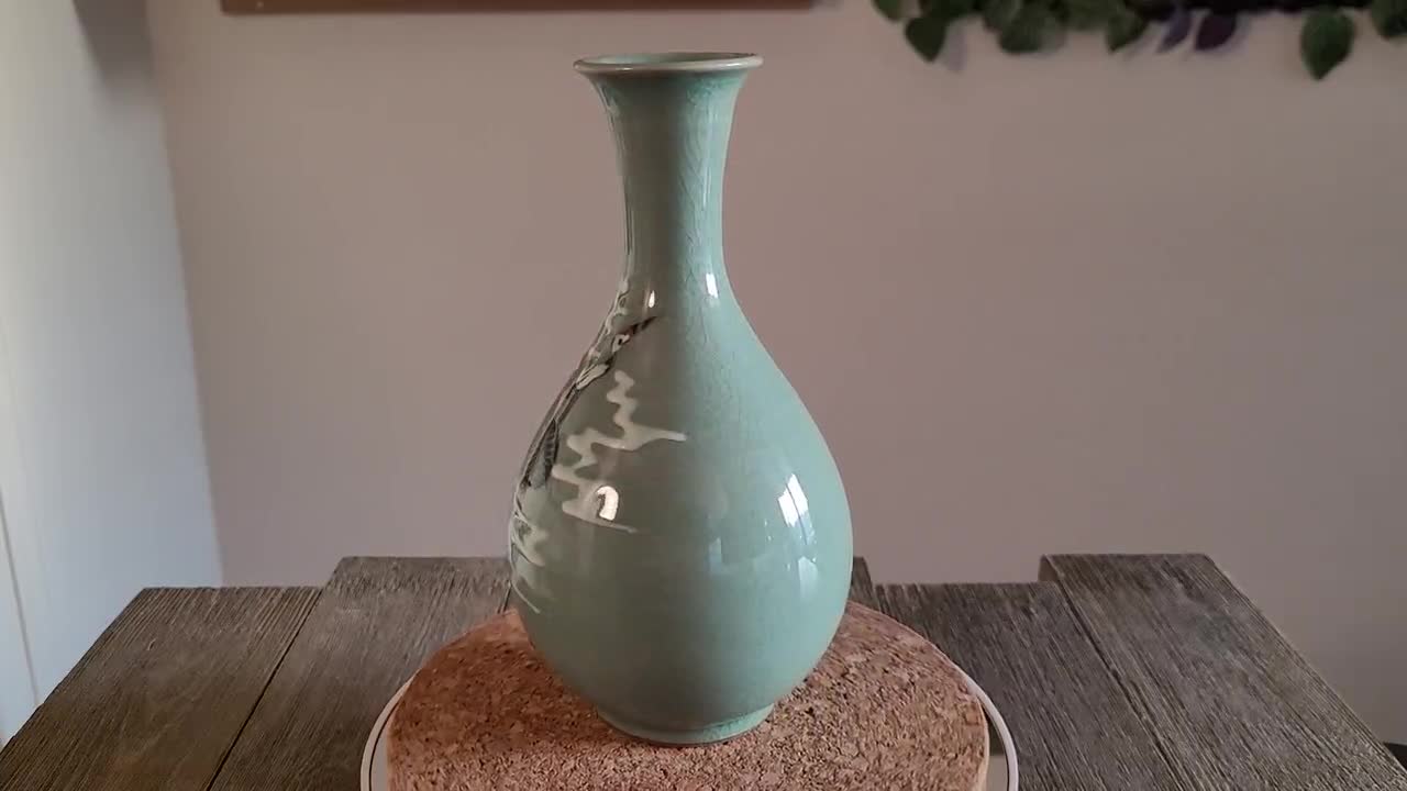 手作りの韓国象嵌青磁の珠兵壷｜ウー・ジョンイル作、鶴と松を描いた