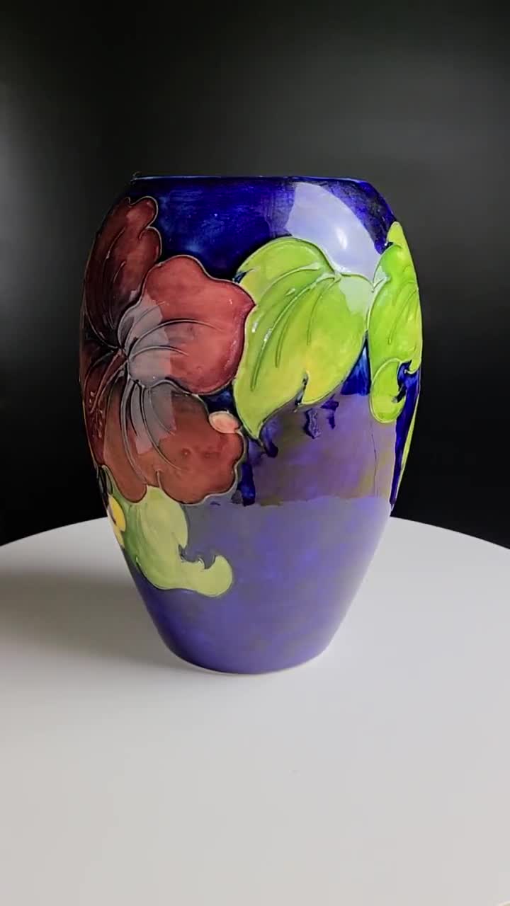 ウォルター・ムーアクロフトのサイン入りブルー花瓶 • 手描きの