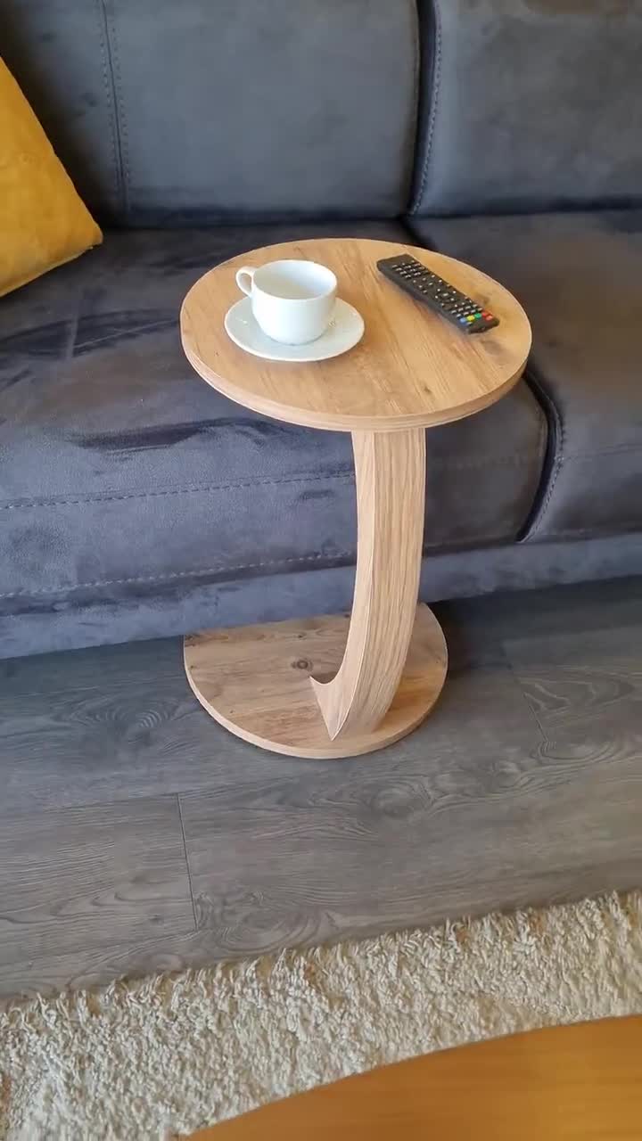 Couchtisch mit Rollen, kleiner Beistelltisch C Form, stylischer Sofatisch in Holz-Nussbaum Optik, runder Tisch für Couch und Sofa