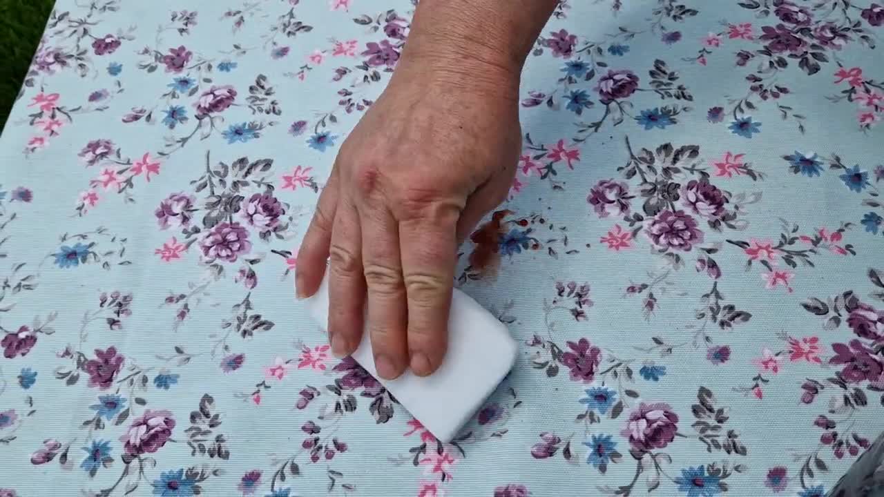 春の花柄テーブルクロス - ブルーにピンクと紫の花柄プリント、防水
