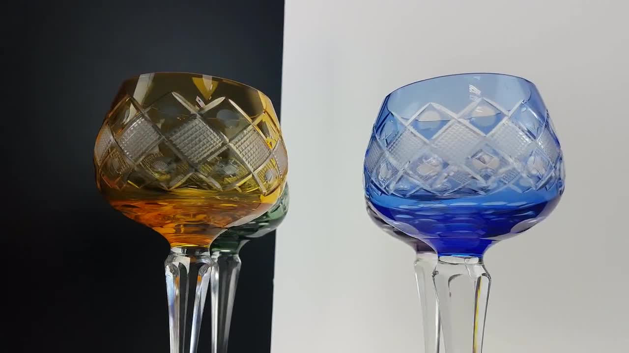 4つの高貴なワイングラス、クリスタル製のローマのグラス、赤い70年代