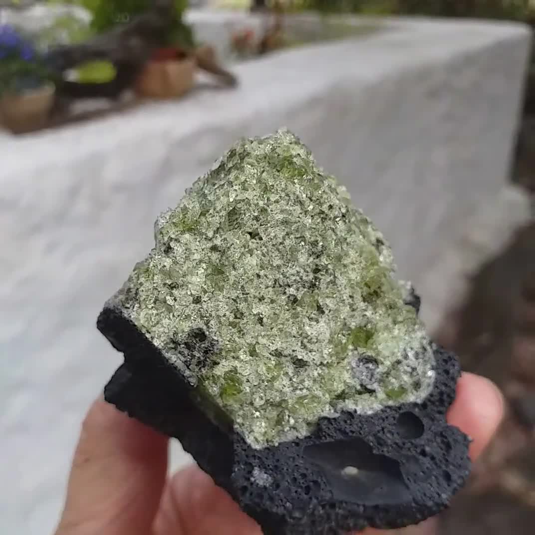 希少な天然原石ペリドット・オリビン火山性鉱物標本（母岩付き）、186