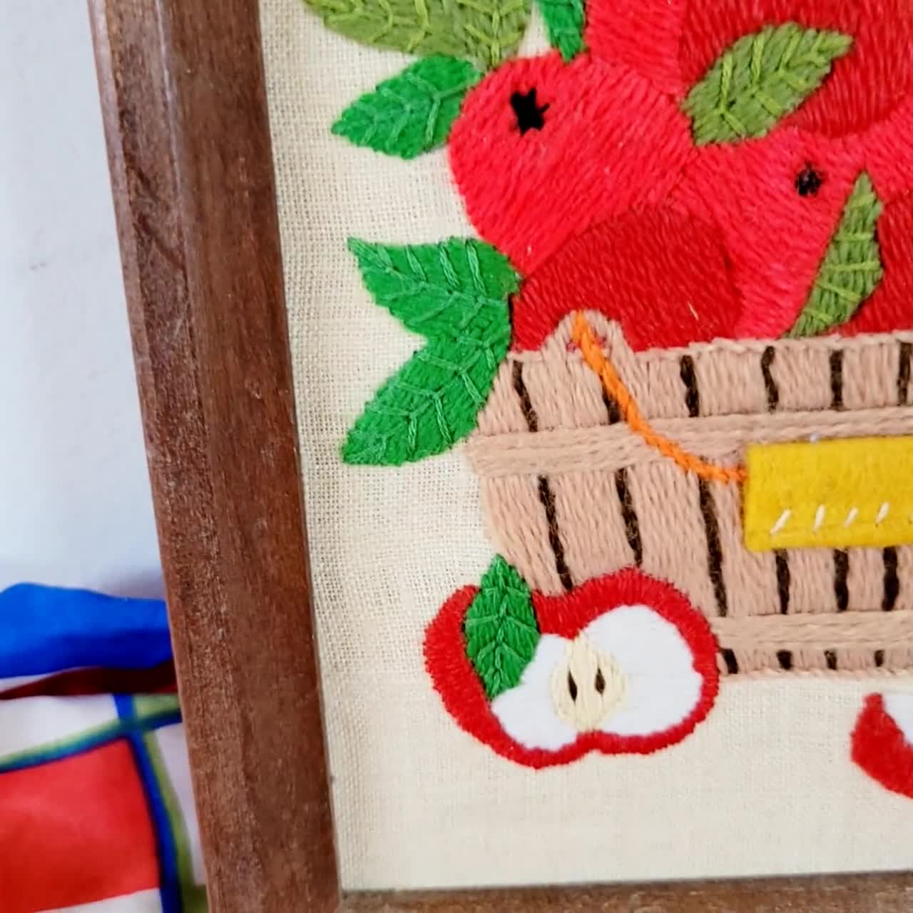 かごの中のリンゴのクルーエル刺繍アート。ヴィンテージファイバー