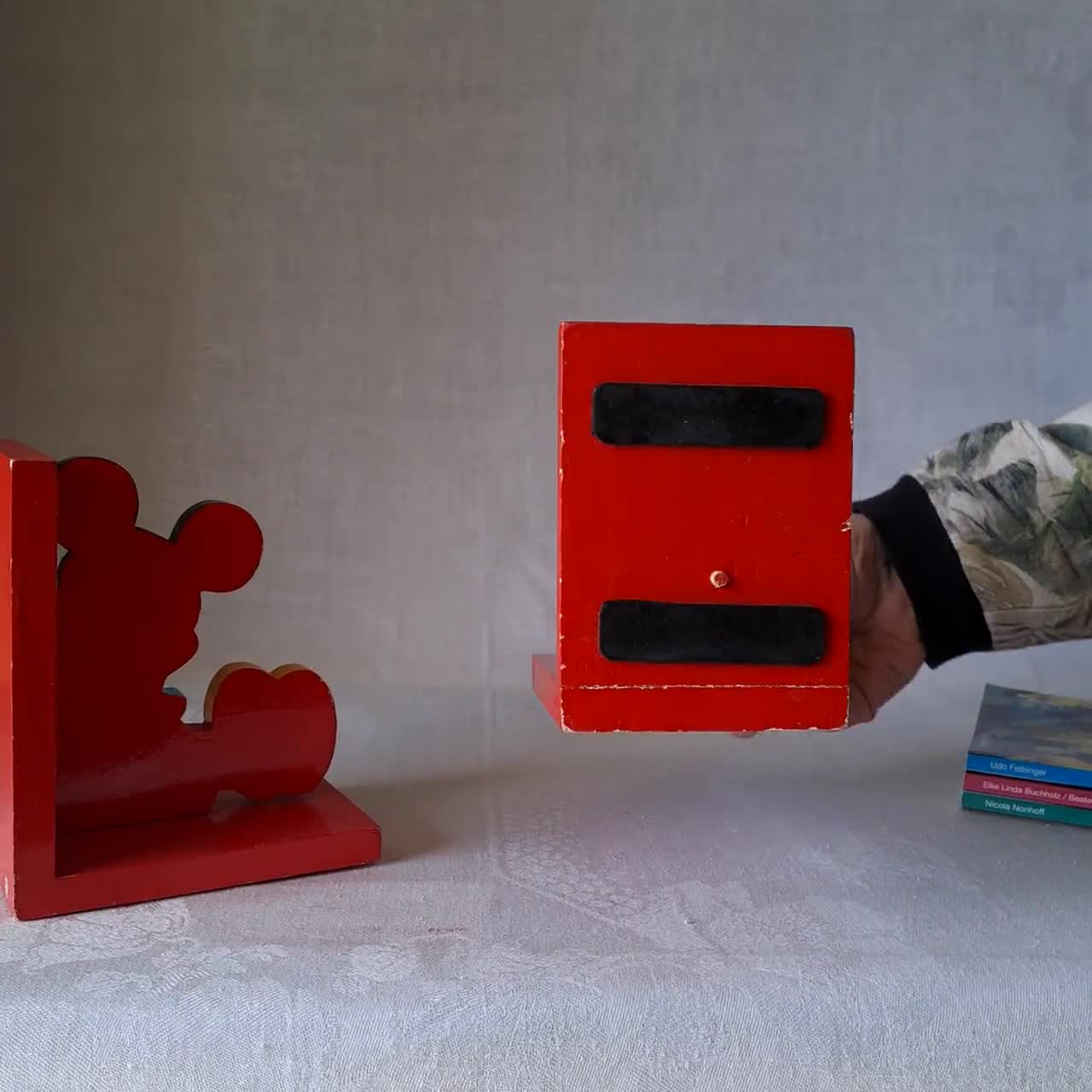 ミッキーマウスの木製ブックエンド2個セット。木製で塗装済み。1960
