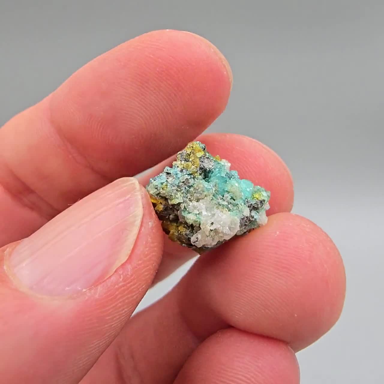 針状結晶を持つグリーンボルカライト - メキシコ、サンバルトロ鉱山産
