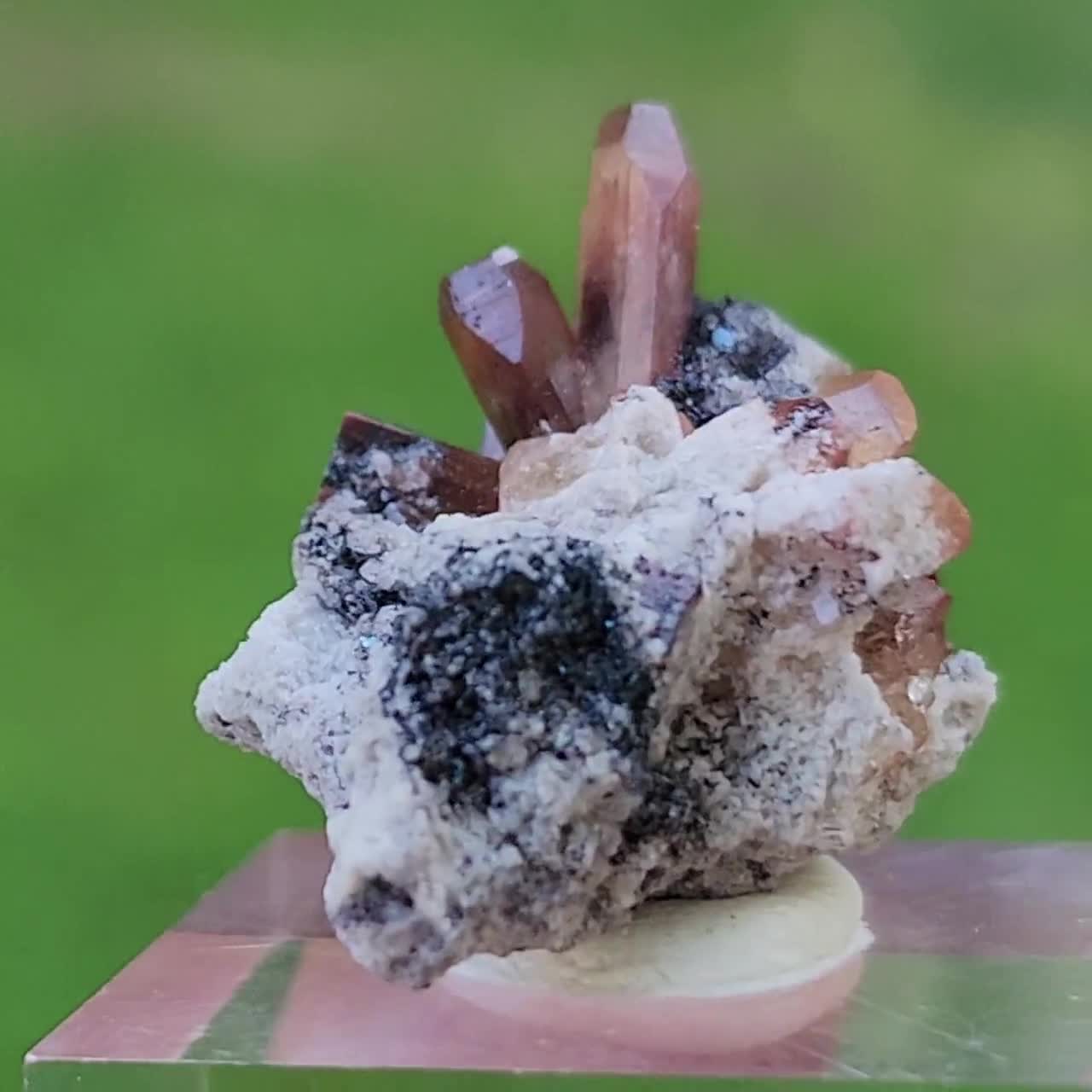 メキシコのサカテカス鉱山産の天然トパーズ標本。標本の形成は非常に