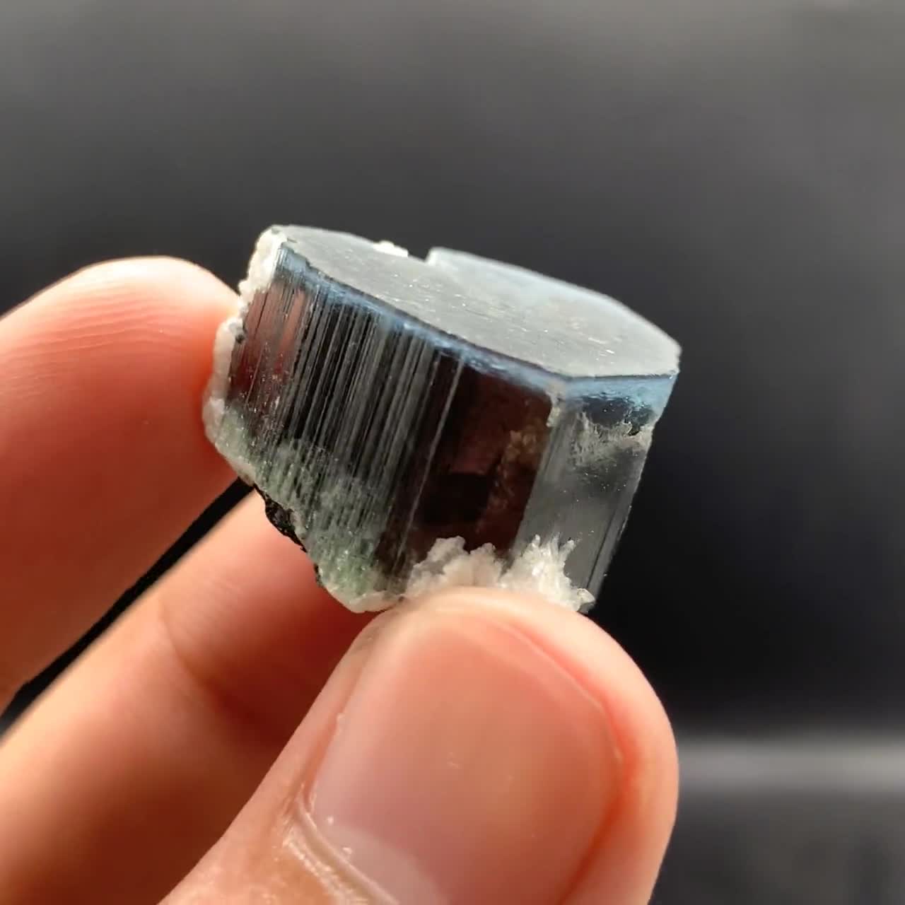 ブルーキャップトルマリンクリスタル、89カラット原石鉱物標本