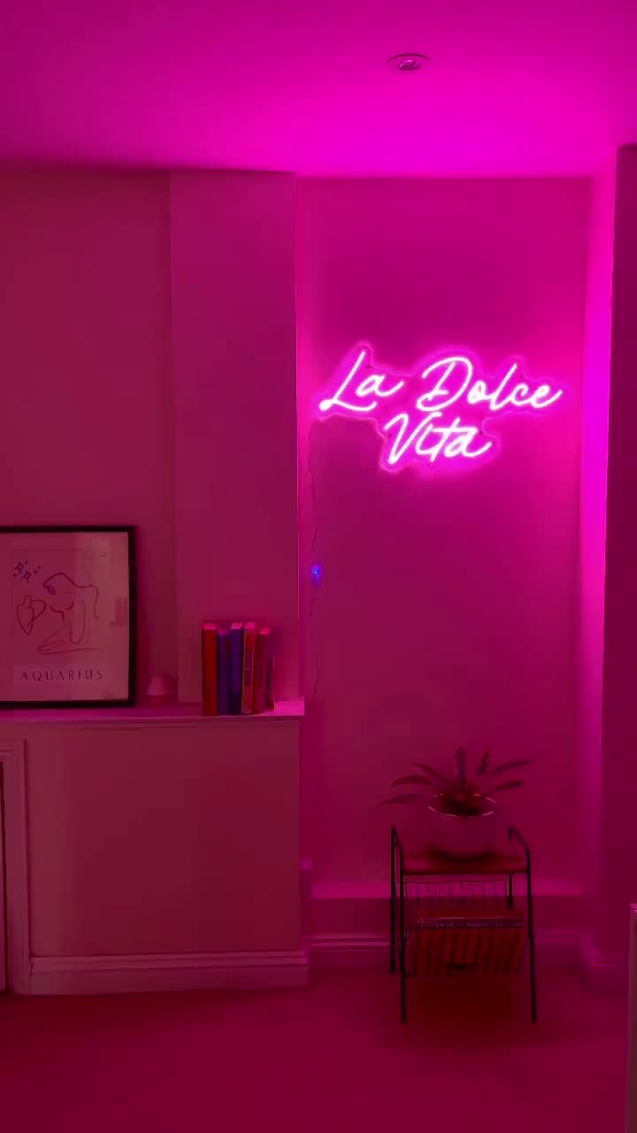 ネオンライトの「La Dolce Vita」、ピンク色の LED 照明付きテキスト