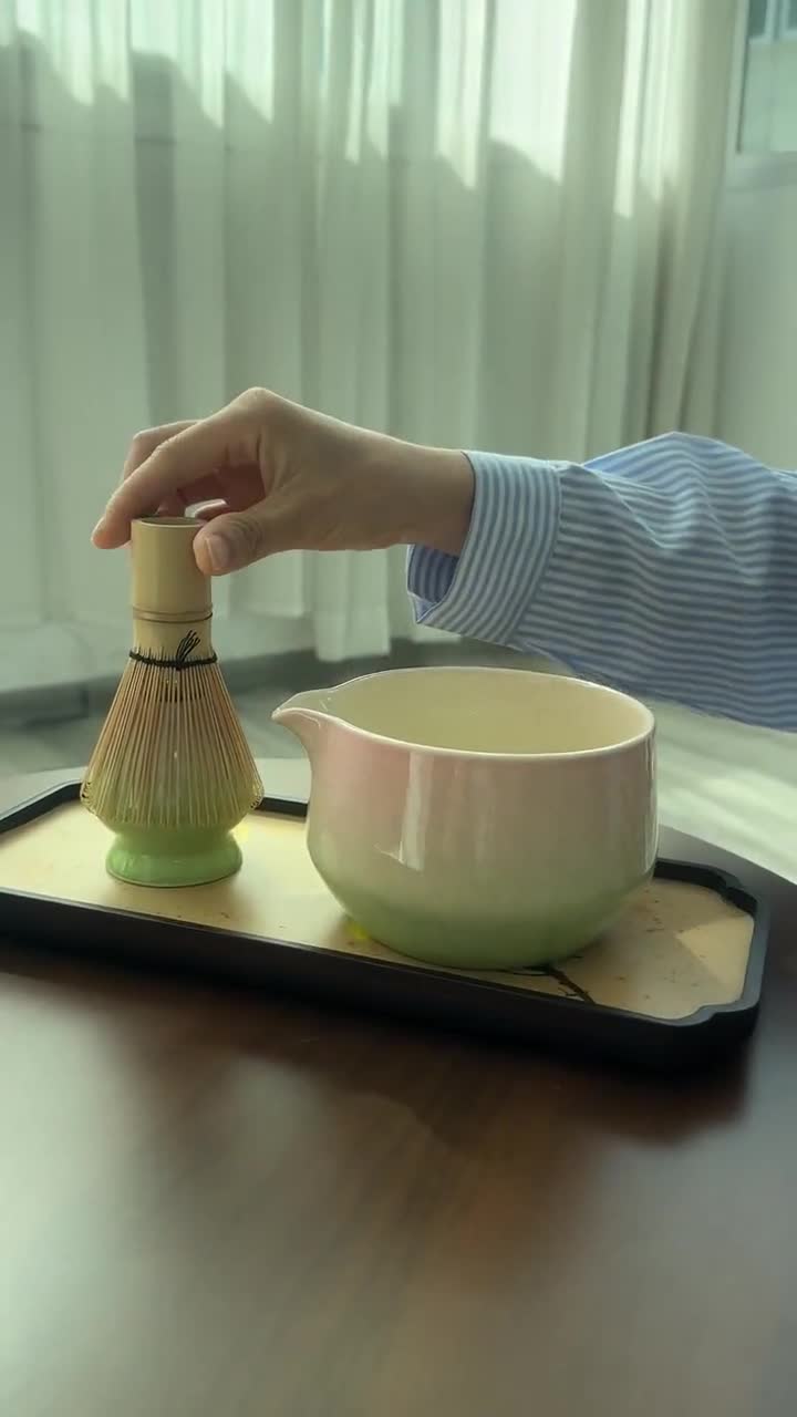 茶碗 抹茶碗 陶器 茶道具 ピンクの陶器製抹茶碗セット（注ぎ口、竹製茶筅、茶筅ホルダー付き