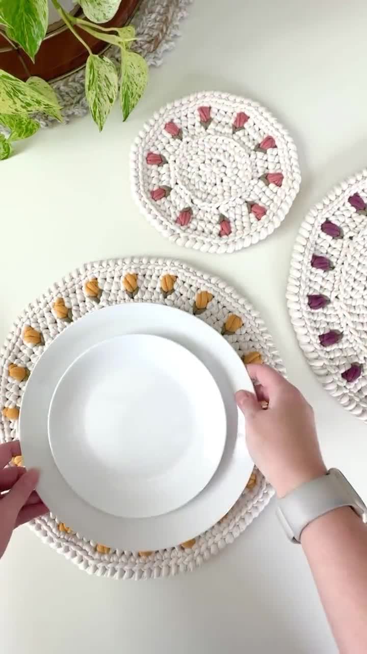 ハンドメイド かぎ針編み チューリップ ドイリー マット かぎ針編みのドイリーパターン - チューリップ柄の丸いプレイスマット
