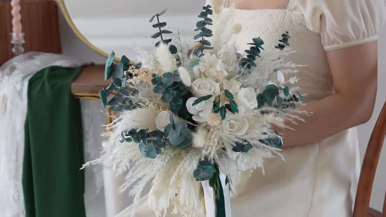 ホワイトローズのドライフラワーブーケ、グリーンユーカリ、花嫁と花嫁