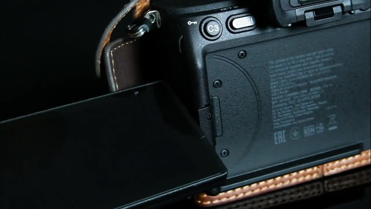 ソニー A7IV A7R5 A7SIII A1用 牛革カメラハーフケースとストラップ