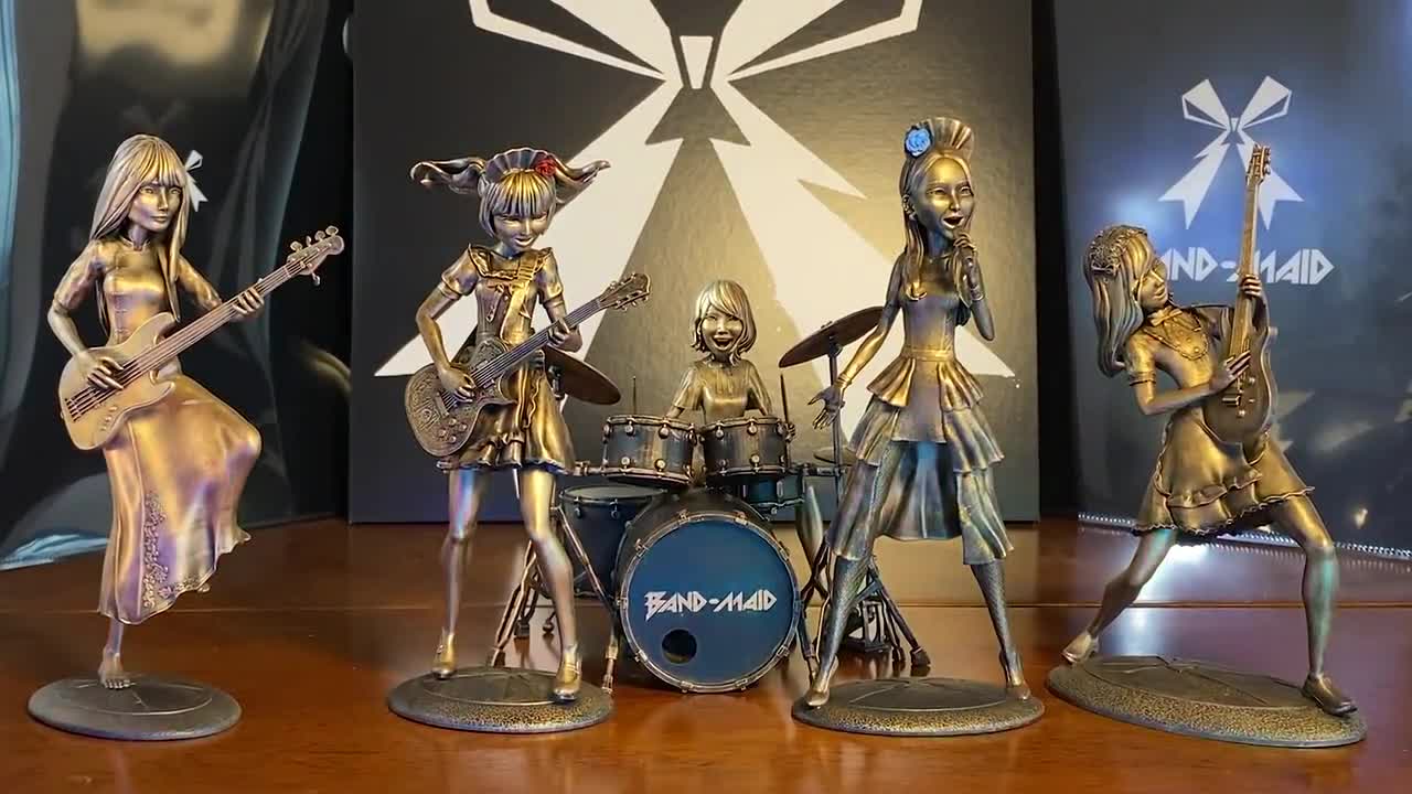 3Dモデリングとプリントを施した手作りのUV樹脂製フィギュアで構成され