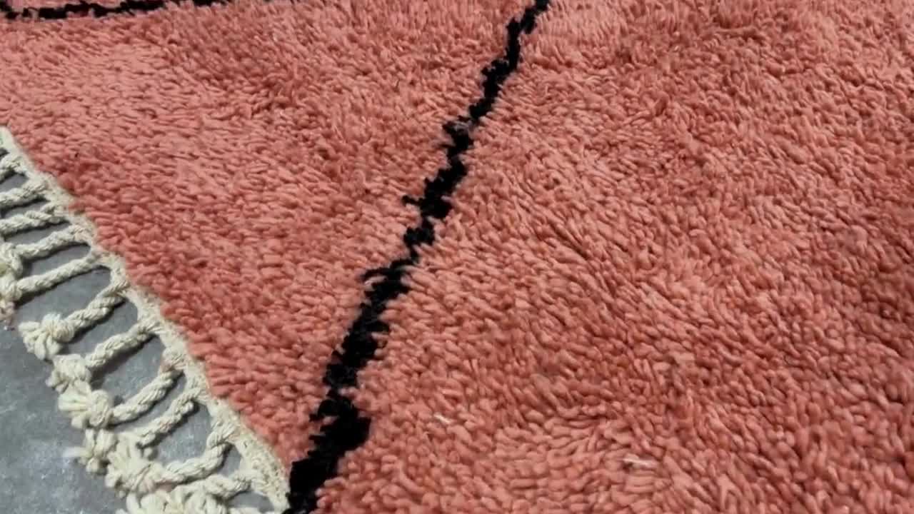 ベニ・ウラインラグ ピーチ - モロッコ産手織りラグ - ベルベルラグ