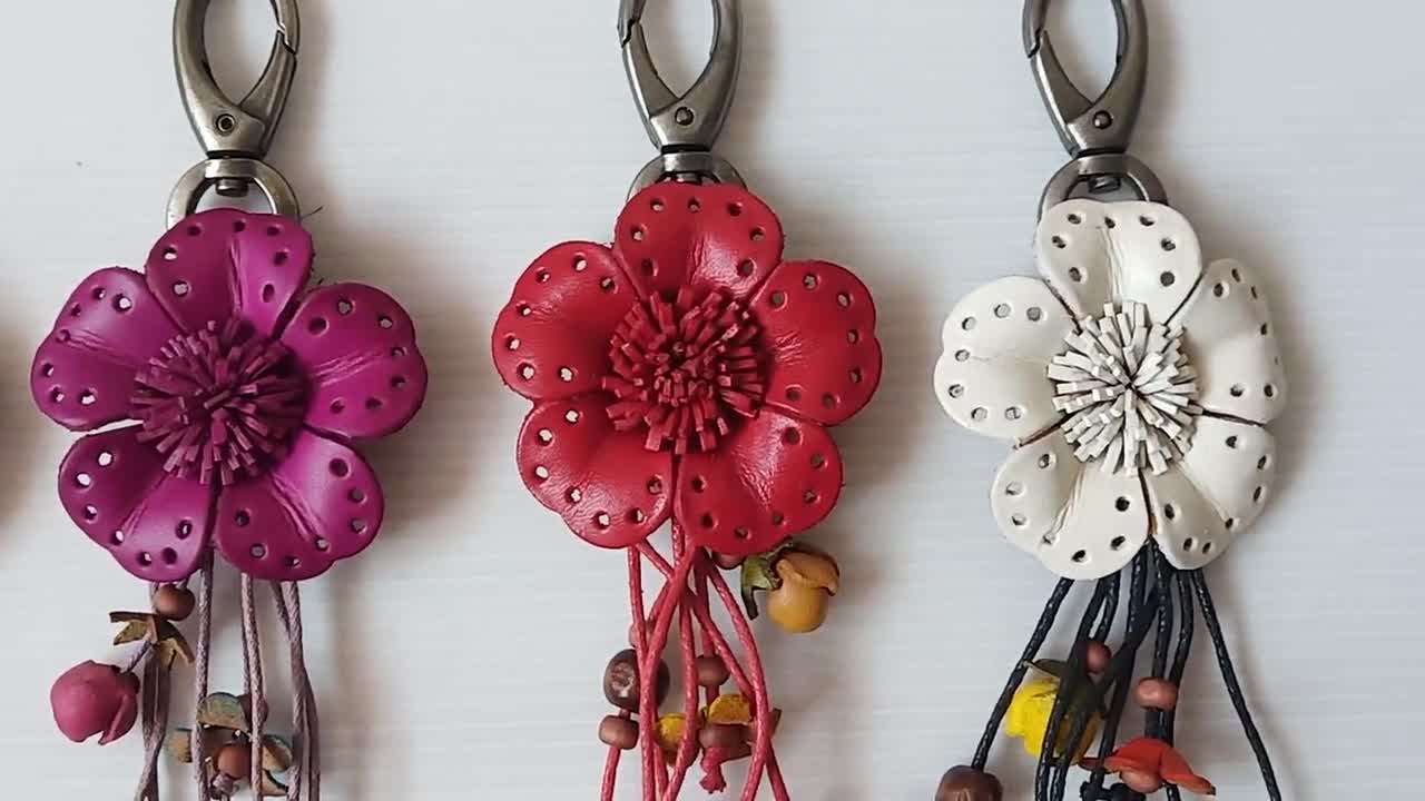 手作りの穴あきレザーフラワーキーホルダー、カラフルな花柄タッセル
