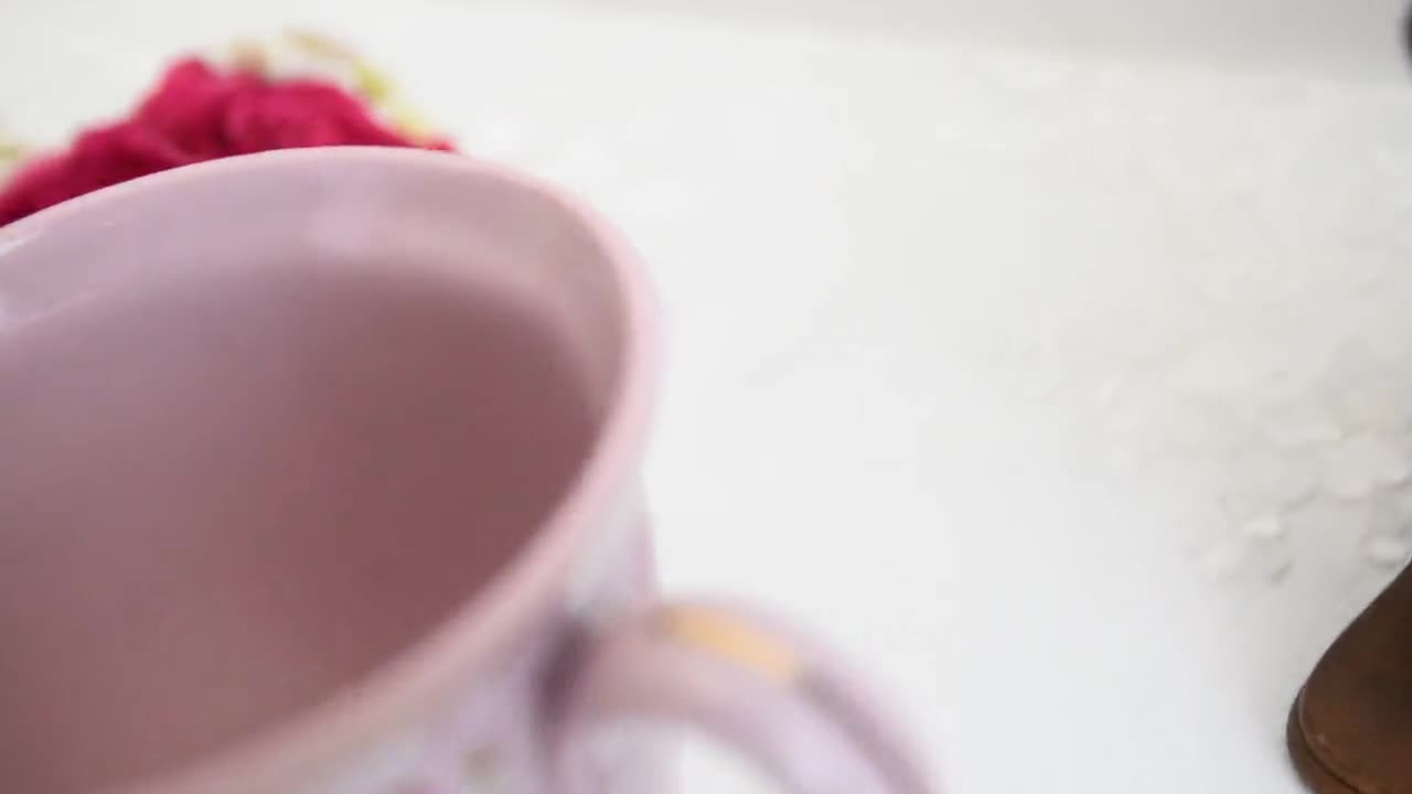花のガーランドがあしらわれたピンクの磁器マグカップ – 手作業で金箔