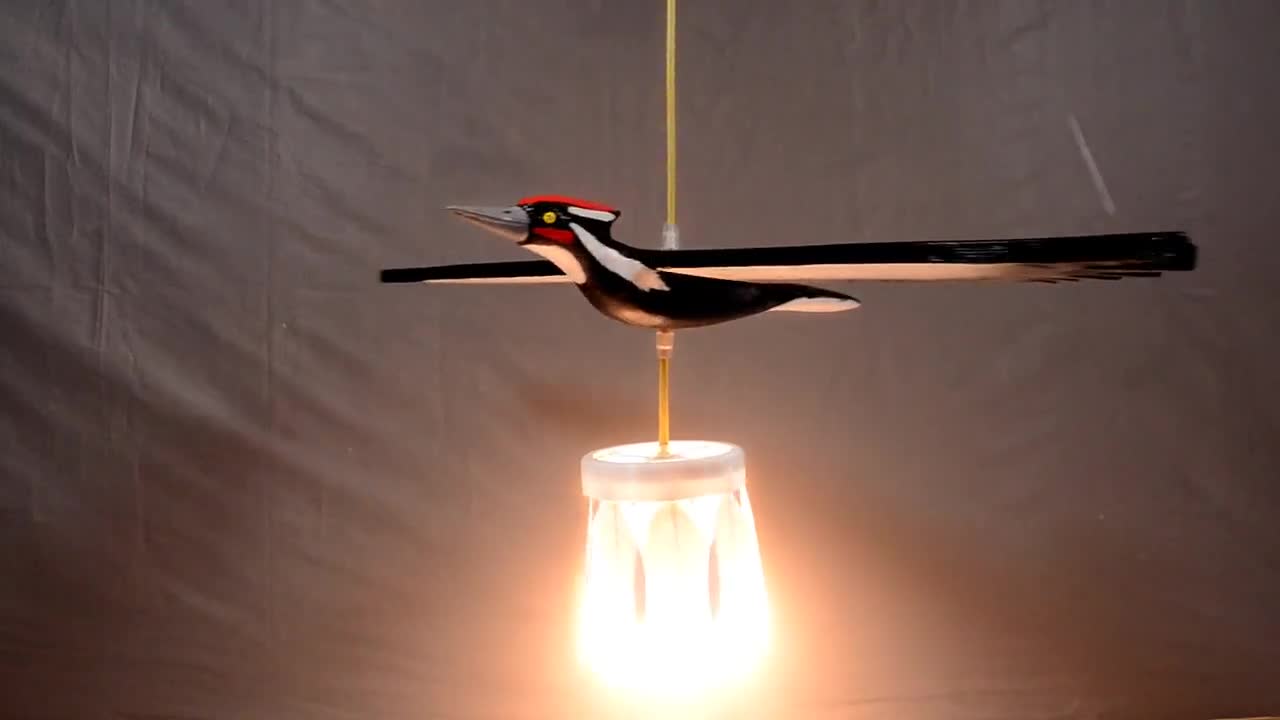 手描きのキツツキ天井ランプ - 羽根飾りの木製鳥ペンダントライト