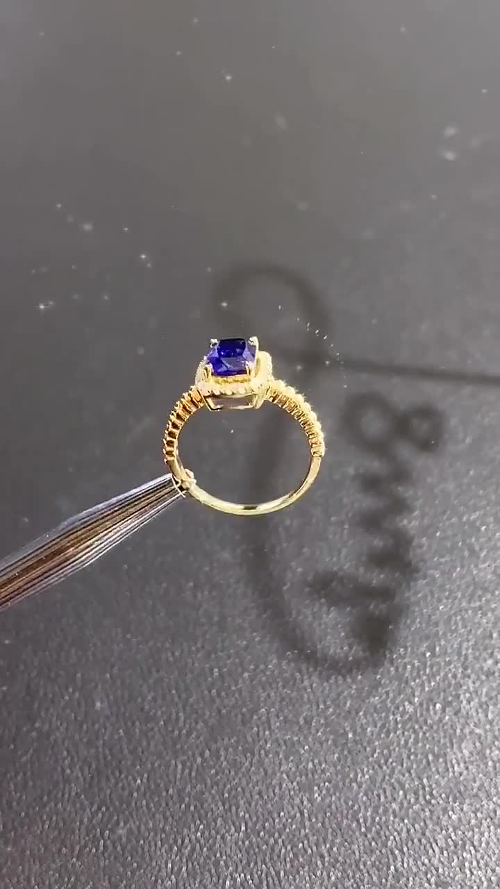 タンザナイト ダイヤモンド ハロー プロポーズリング | 6mm クッション