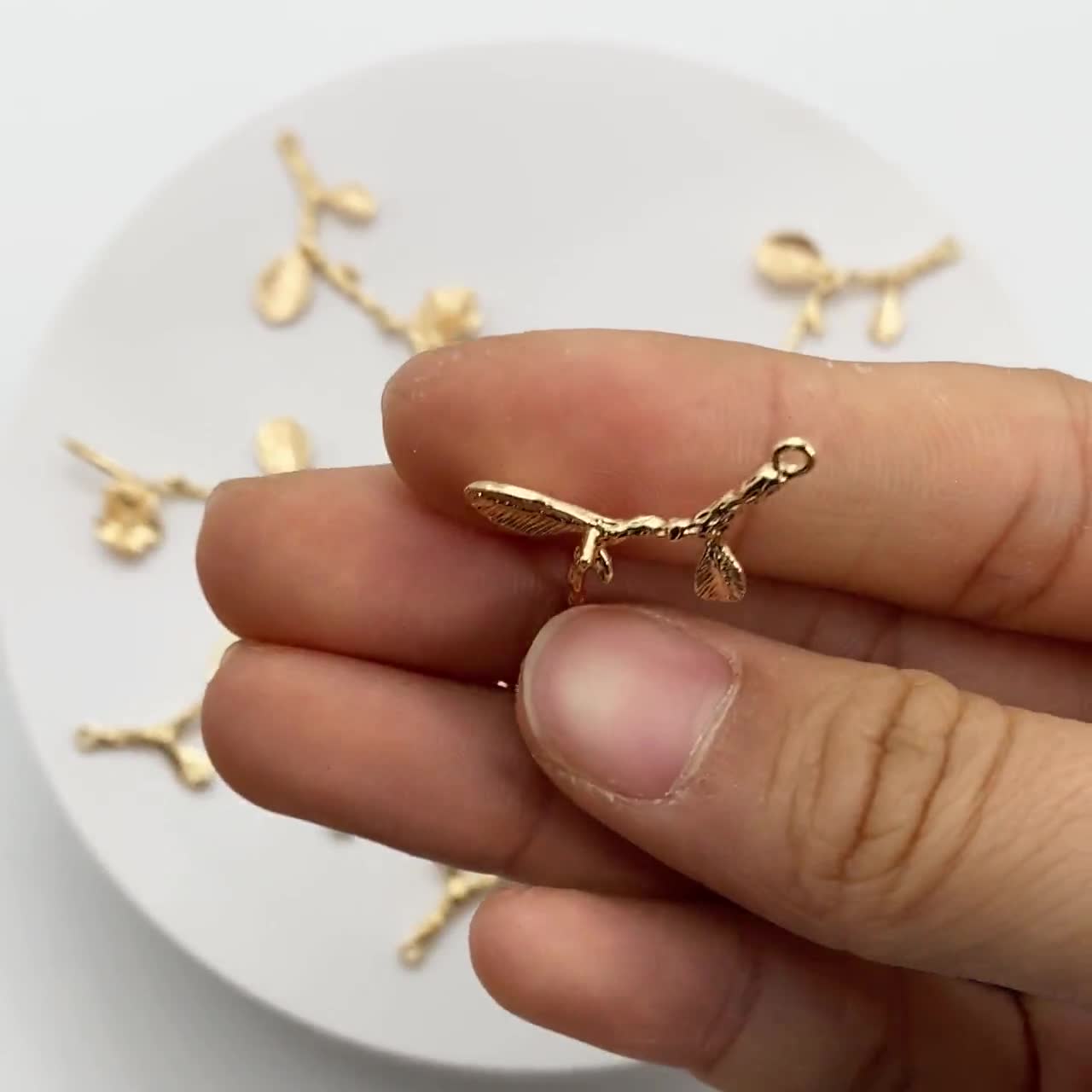ゴールドブランチコネクタ、18Kゴールドメッキ真鍮フラワーチャーム