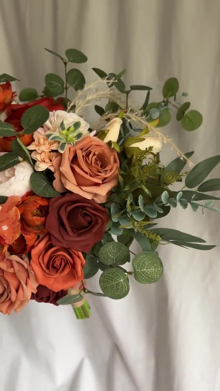 テラコッタブライダルブーケ、ラストオレンジの花、ユーカリの