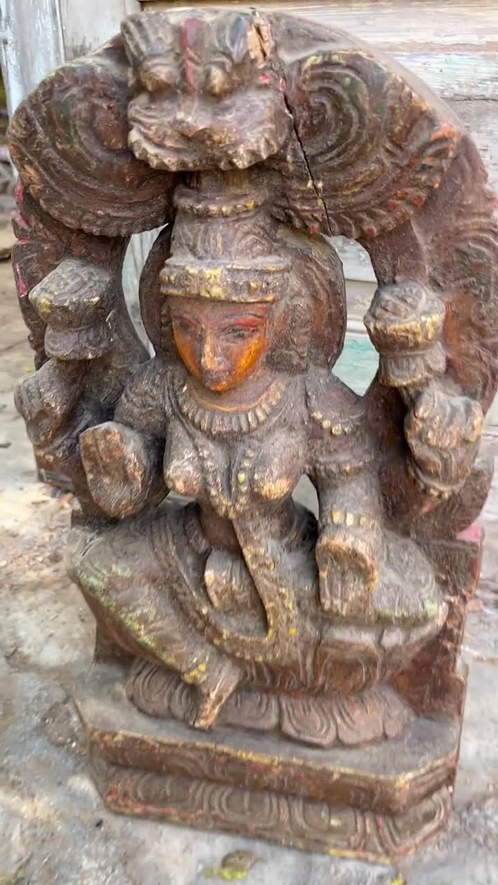古い木製のインドの女神の偶像、ラクシュミ神の彫刻、手彫り、インドの