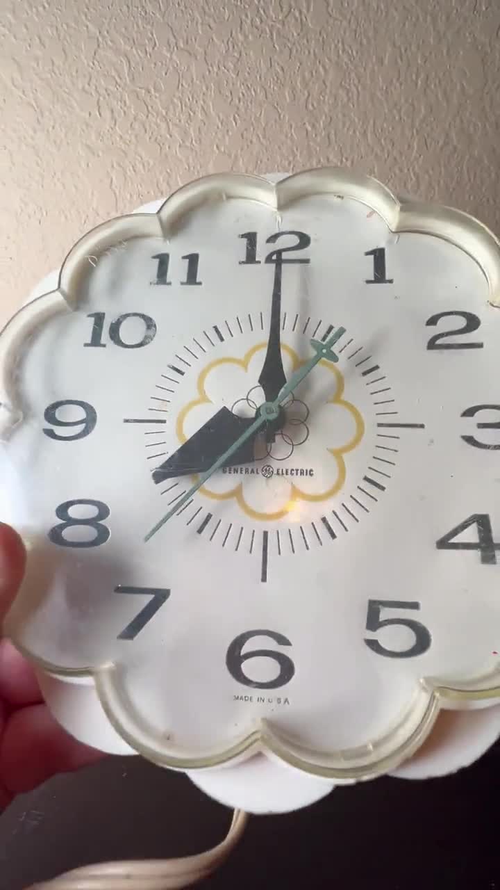Vintage 1950's GE Electric Wall Clock, Daisy Flower, Novelty