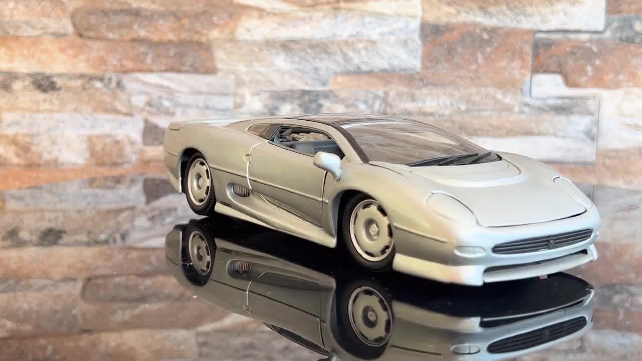 Jaguar XJ220 1992 | Vintage Model Car | Scale 1/24 Diecast Car | 1