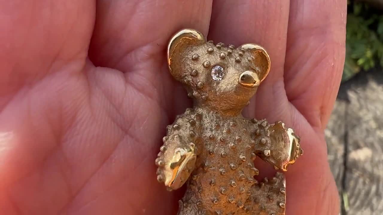 ビンテージ　テディベアのブローチ　2つ イエローゴールドのクマのブローチ、テディベアのブローチ、ゴールドの