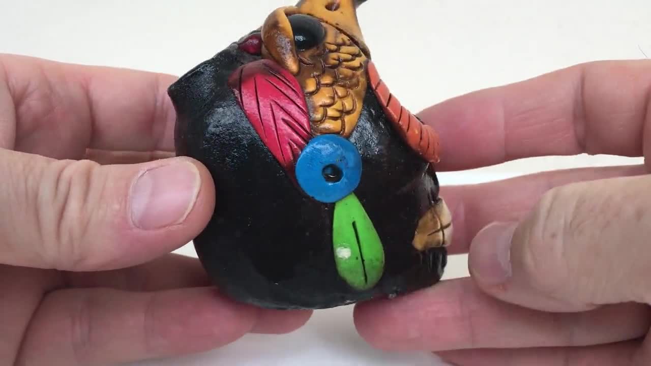 アステカ - マヤの死の笛、手作りのカラフルなメキシコ陶器の文化楽器
