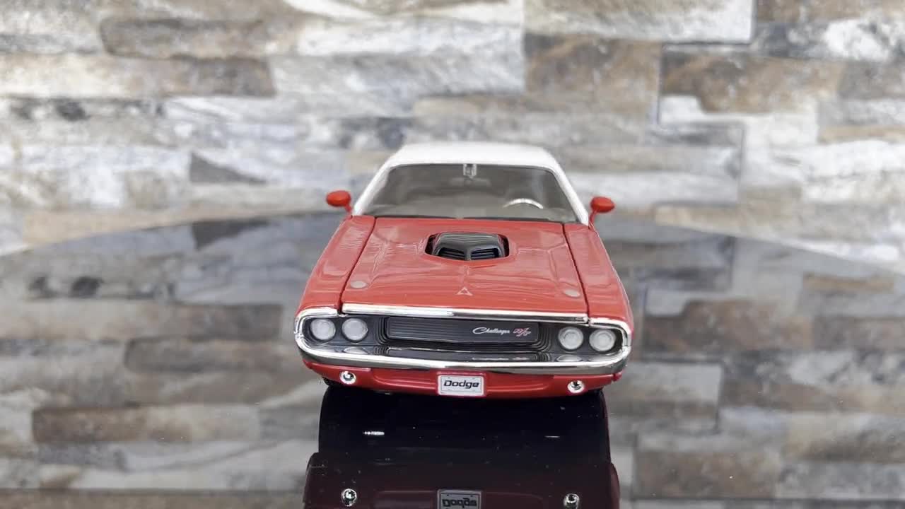 Dodge Challenger RT Coupe 1970 | 1:24 Diecast Car | 1/24 Scale