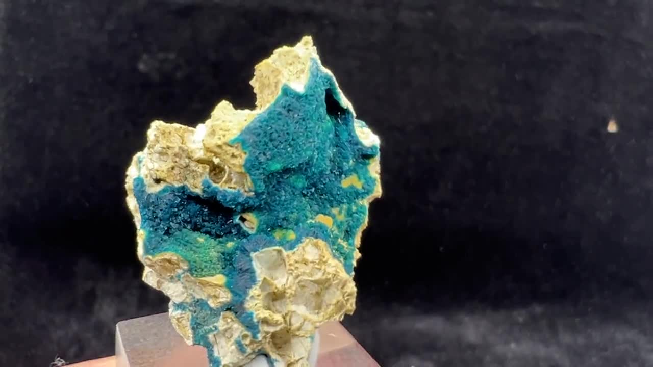 青色ヴェセリ石（母岩付き）、42 mm、14 g、中国産天然鉱物標本