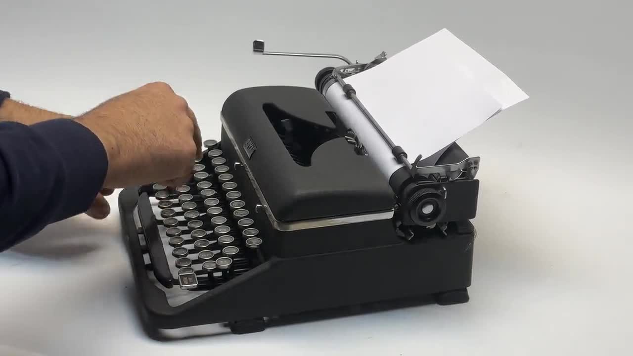 Royal Quiet De Luxe タイプライター - 復元された QWERTY キーボード