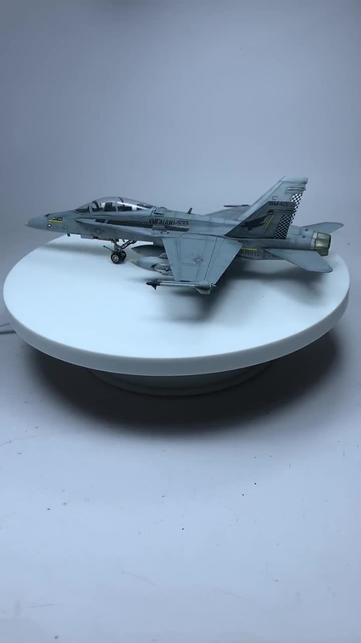 USMC F/A-18D ホーネット 1:72 組み立てモデル (プロの技能により