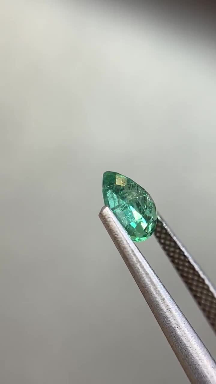 0.94カラット、天然エメラルド、ペアシェイプカット、鮮やかなグリーン