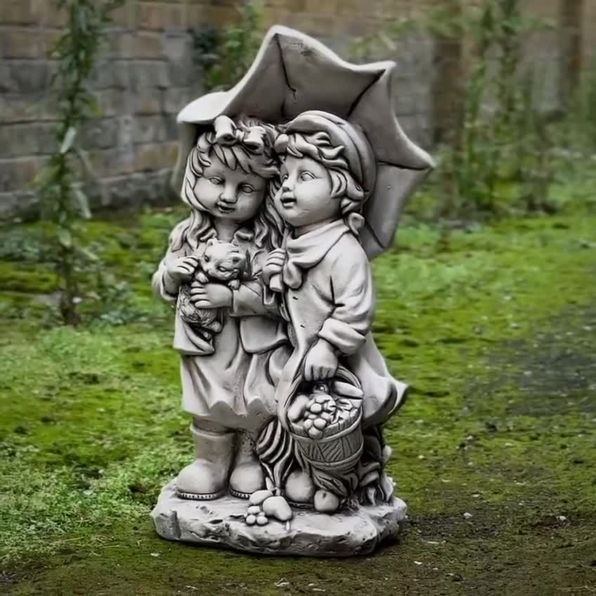 傘を持った女の子と男の子の像 兄弟姉妹の彫刻 庭の家族の装飾