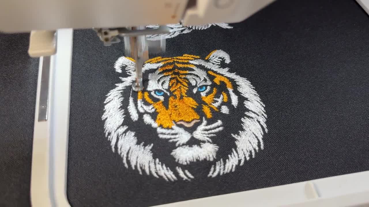 表情豊かな虎の頭の刺繍デザインセット - 黒の生地のジャングルキング