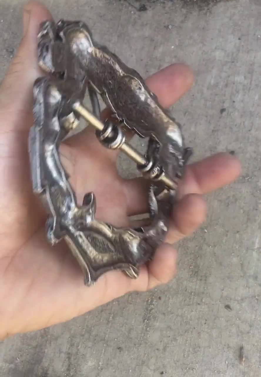 海賊の頭蓋骨と人魚の噴水がデザインされたウエストベルトまたはバルド