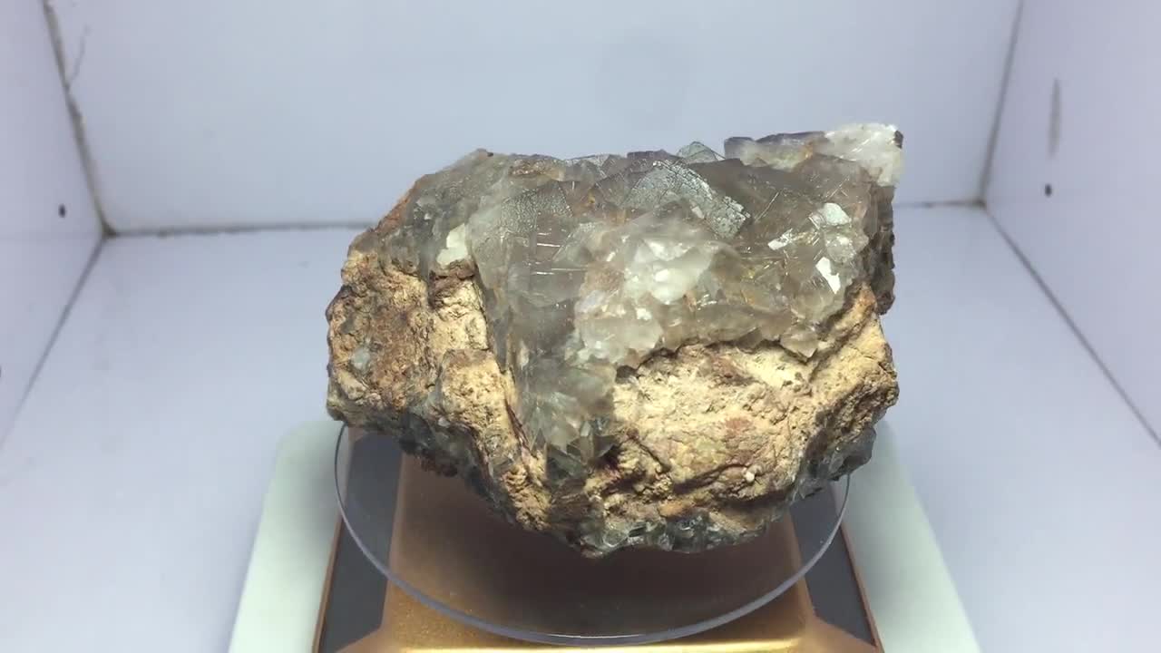 420.0グラムの見事な希少なグレーカラーの天然蛍石結晶（雲母標本