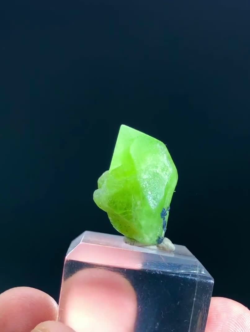 原石グリーンペリドットクリスタル：天然鉱物標本、50カラット - Etsy 日本