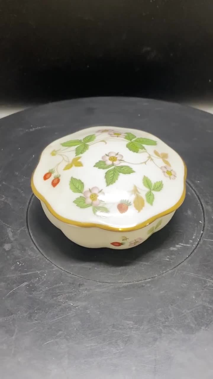 ウェッジウッド ワイルドストロベリー 蓋付き小物入れ。 - Etsy 日本