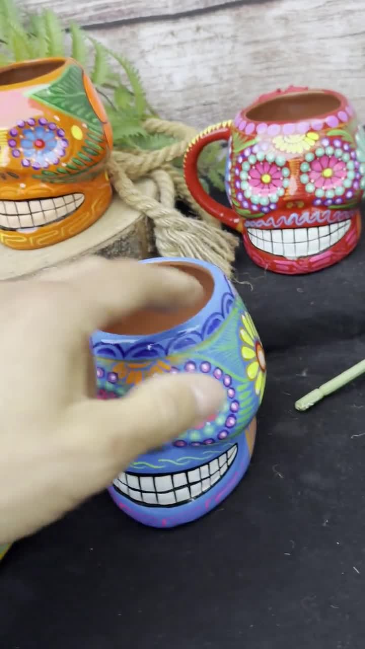 大きなメキシコの頭蓋骨マグカップアート、手描きの粘土陶器の花柄