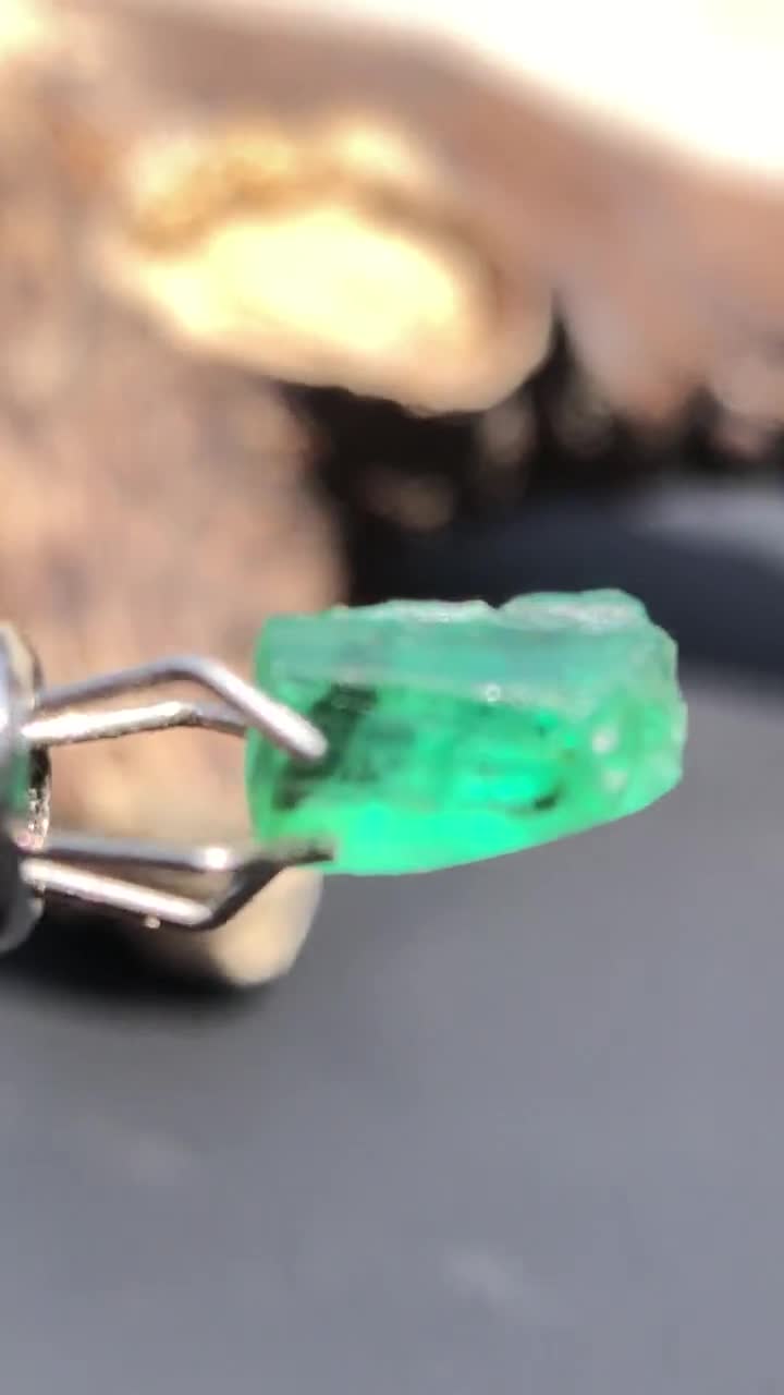 天然グリーンエメラルド原石（7 x 3 MM、0.50カラット） - Etsy 日本