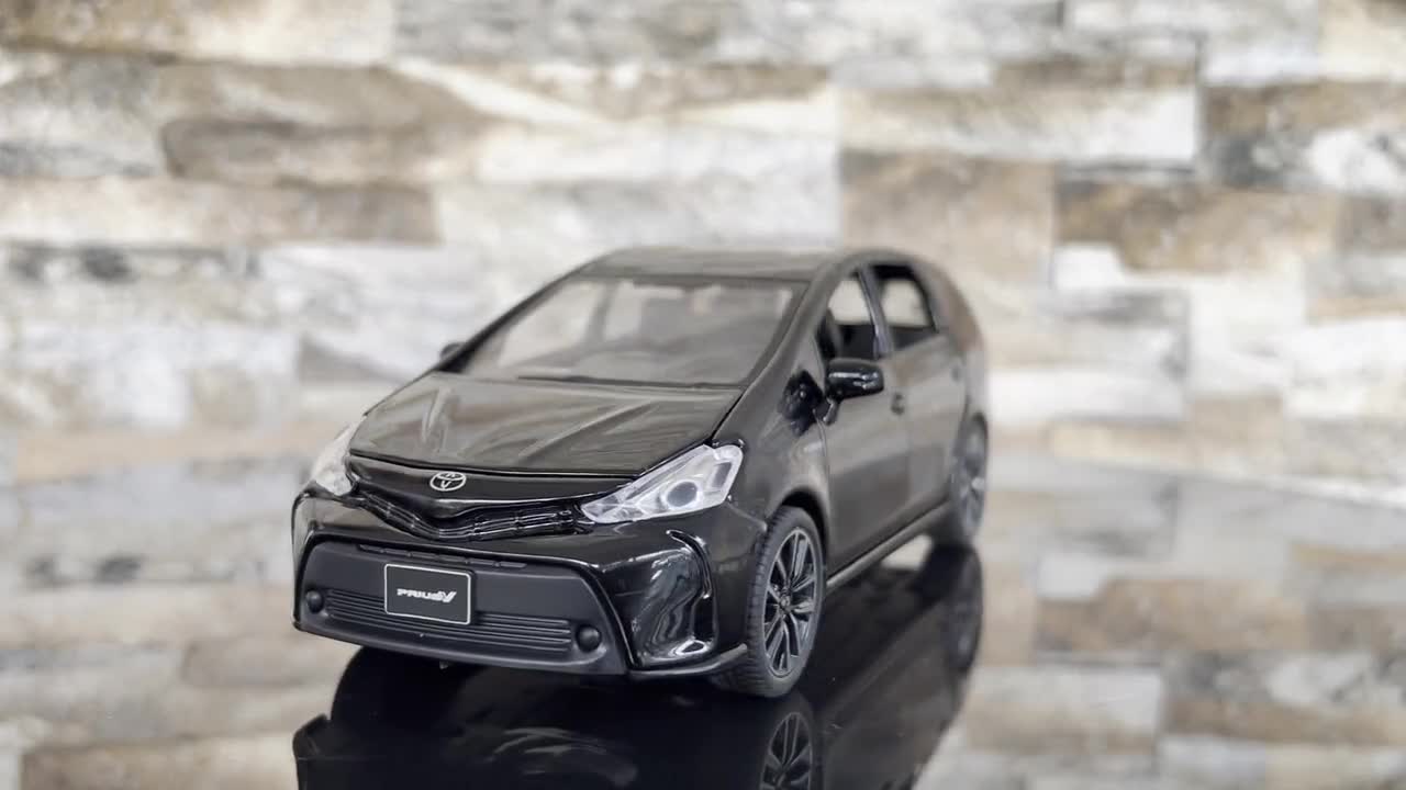 Toyota Prius V | Model Car | Diecast Car | 1/27 Scale Model Car