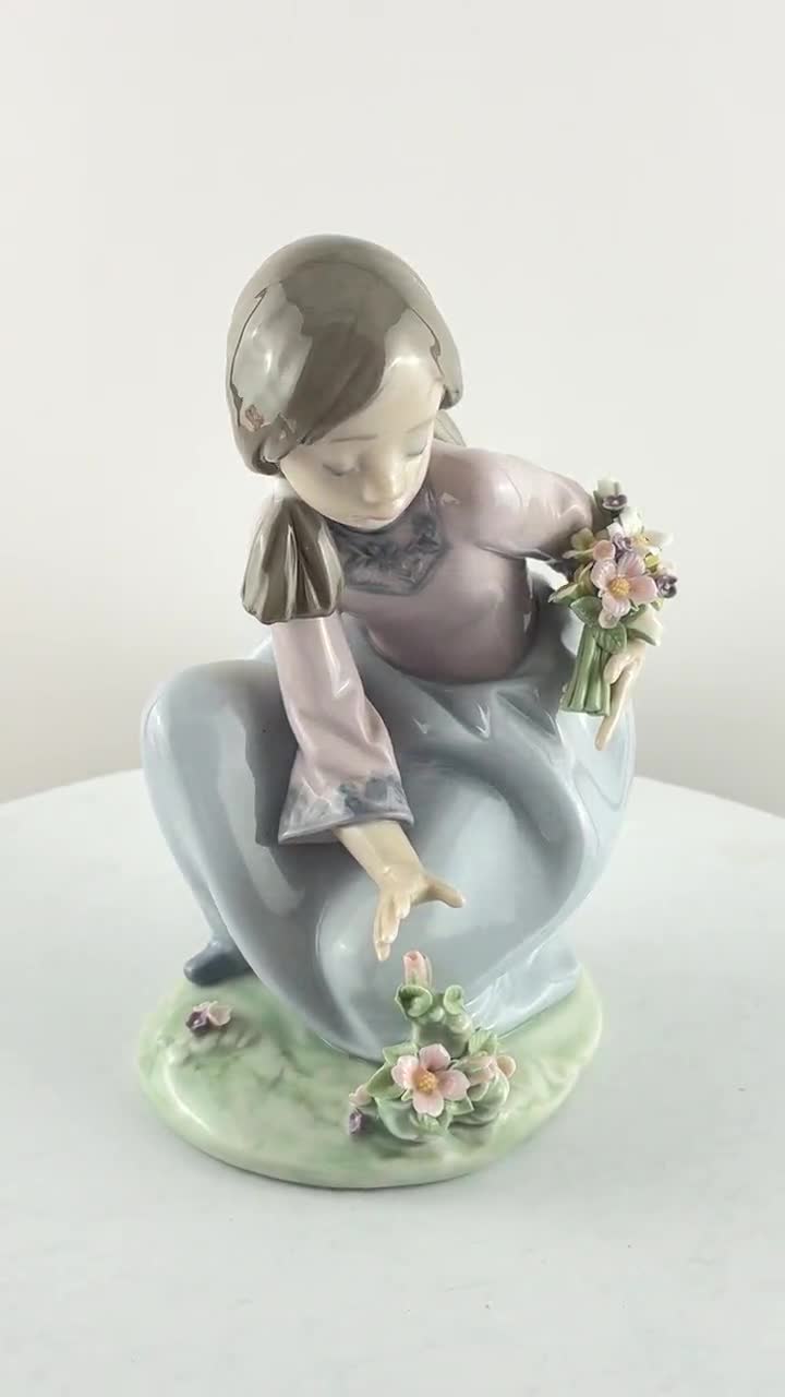 Lladro Porcelain Figurine of Girl With Flowers ' Bouquet of