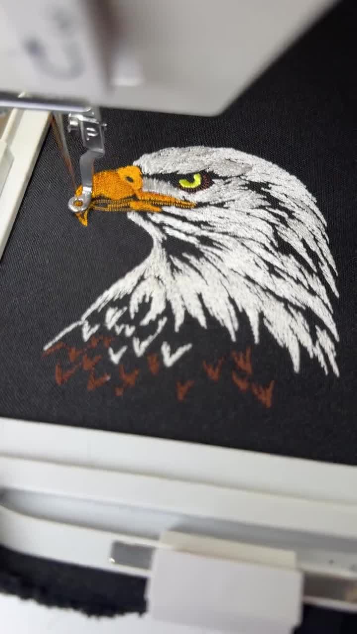 鷲の刺繍アート 木製 リアルな鷲の頭の刺繍デザイン - 雄大なアメリカの鳥、暗い色の生地の
