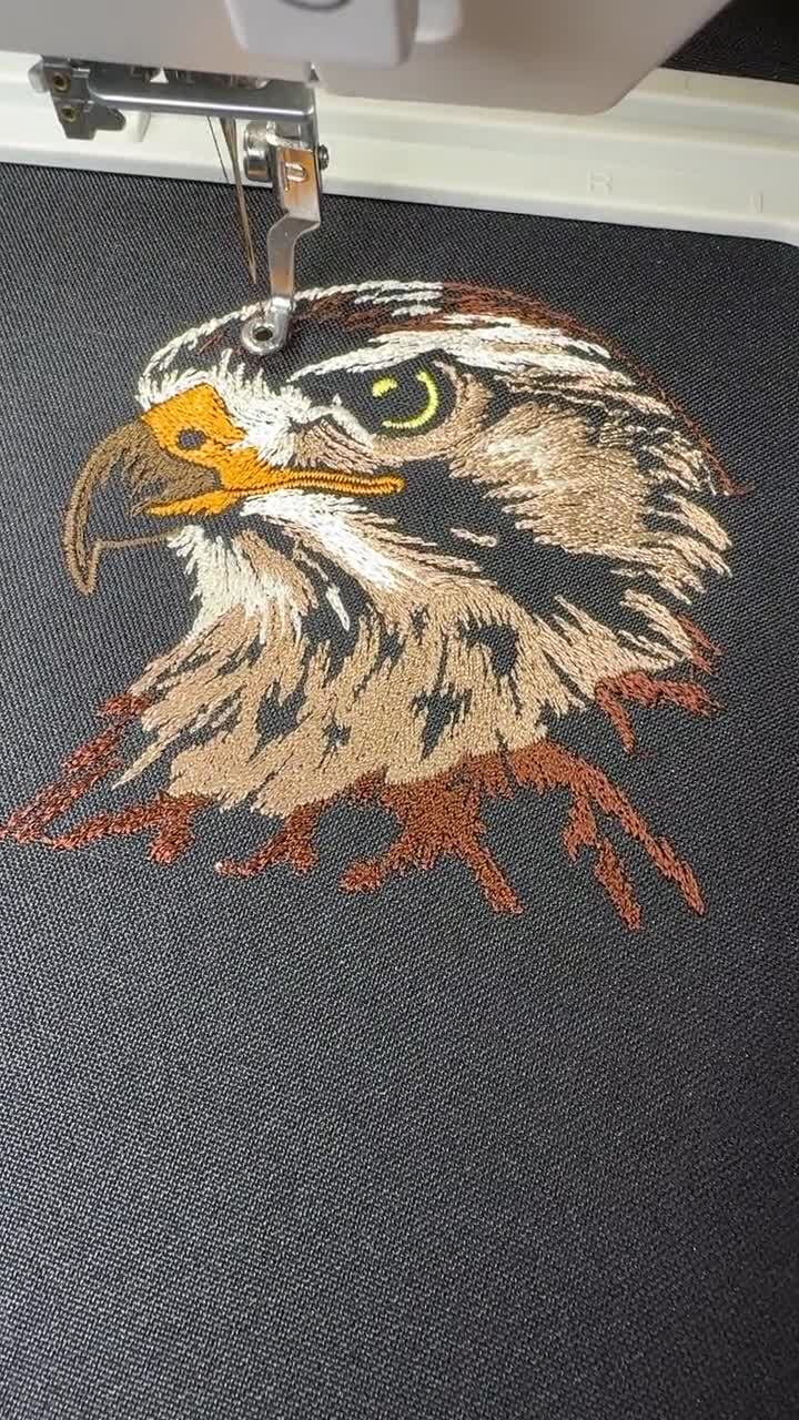 リアルなタカの頭の刺繍デザイン - ダークな生地用の高貴な鳥のフィル
