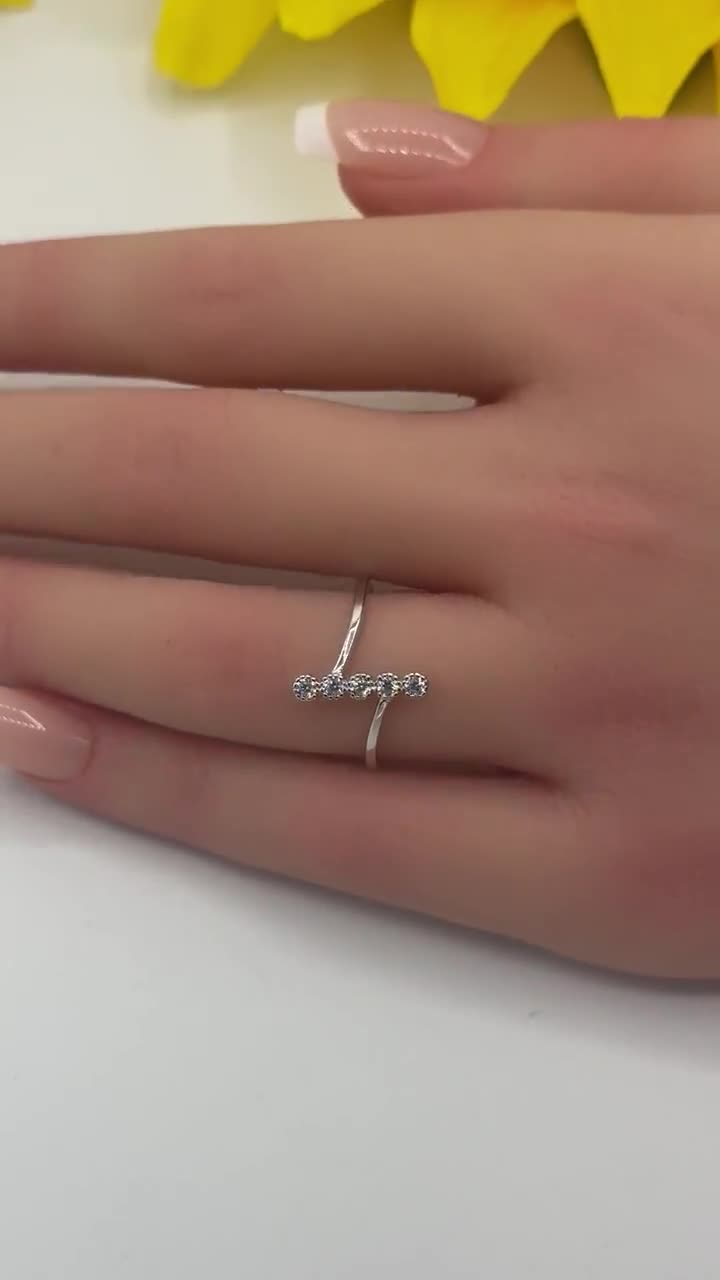 novice　CZ Bar Ring　Silver925 CZ Diamond Bar Ring: 925 Sterling Silver Petite Band - Etsy Israel